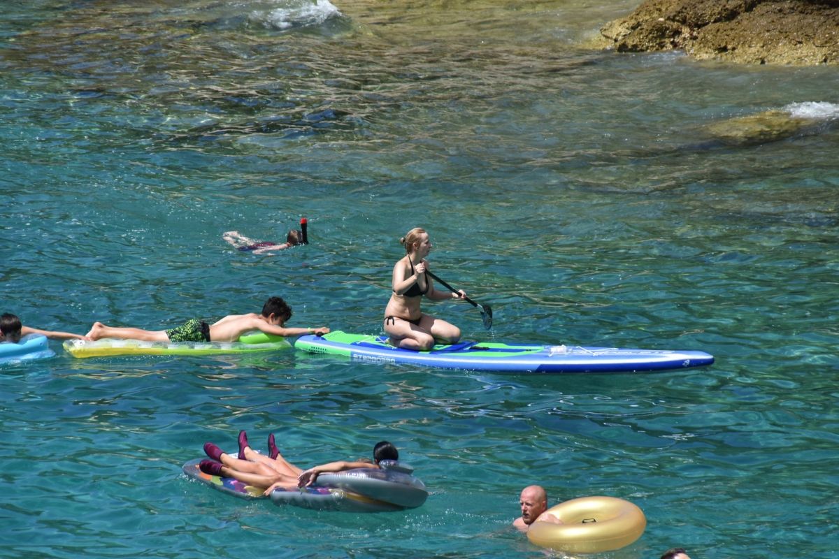 Prekrasan ljetni dan napunio je plažu u Puli
